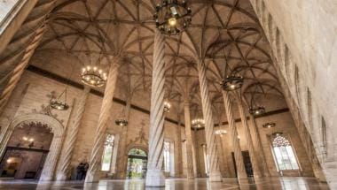 Salón columnario de la Lonja de la Seda - Valencia